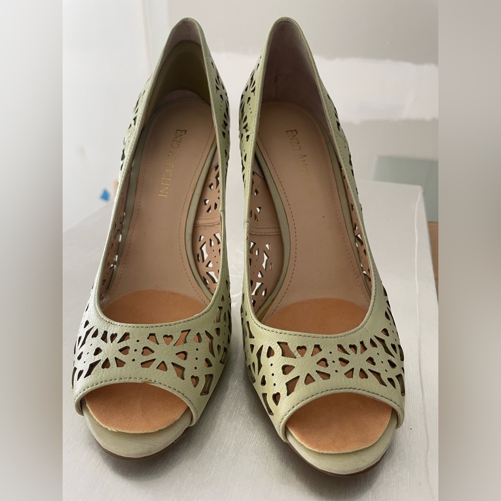 Peep toe pumps